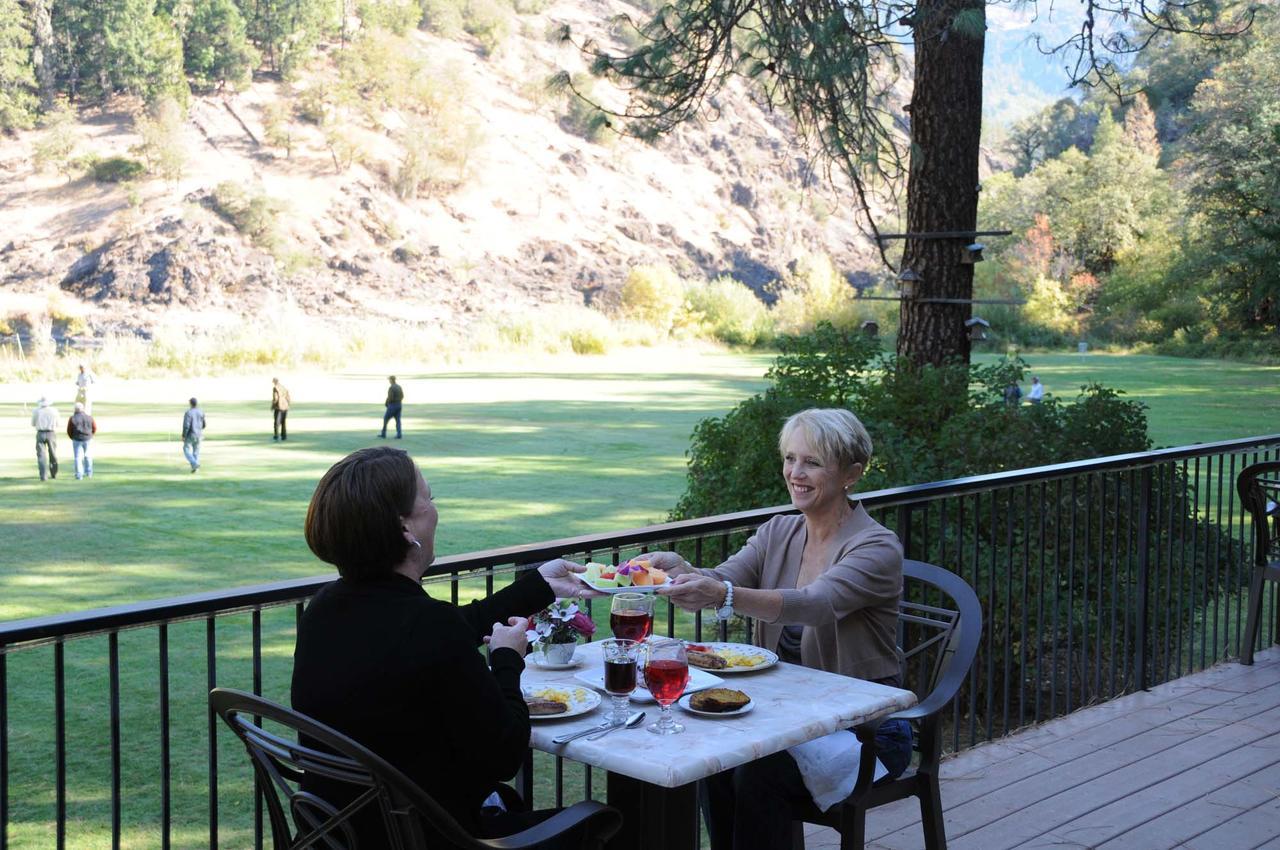 Morrisons Rogue River Lodge Merlin Exterior photo