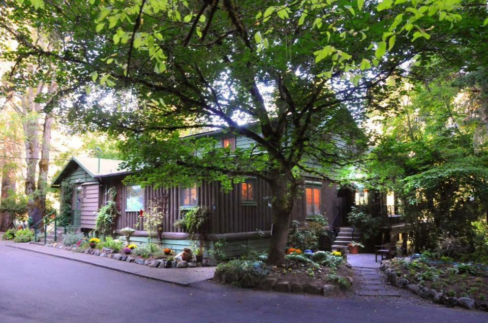 Morrisons Rogue River Lodge Merlin Exterior photo