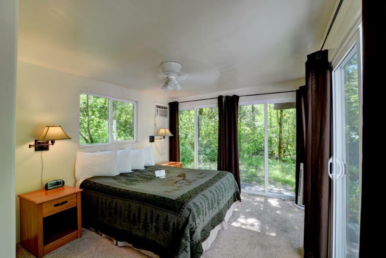 Morrisons Rogue River Lodge Merlin Exterior photo