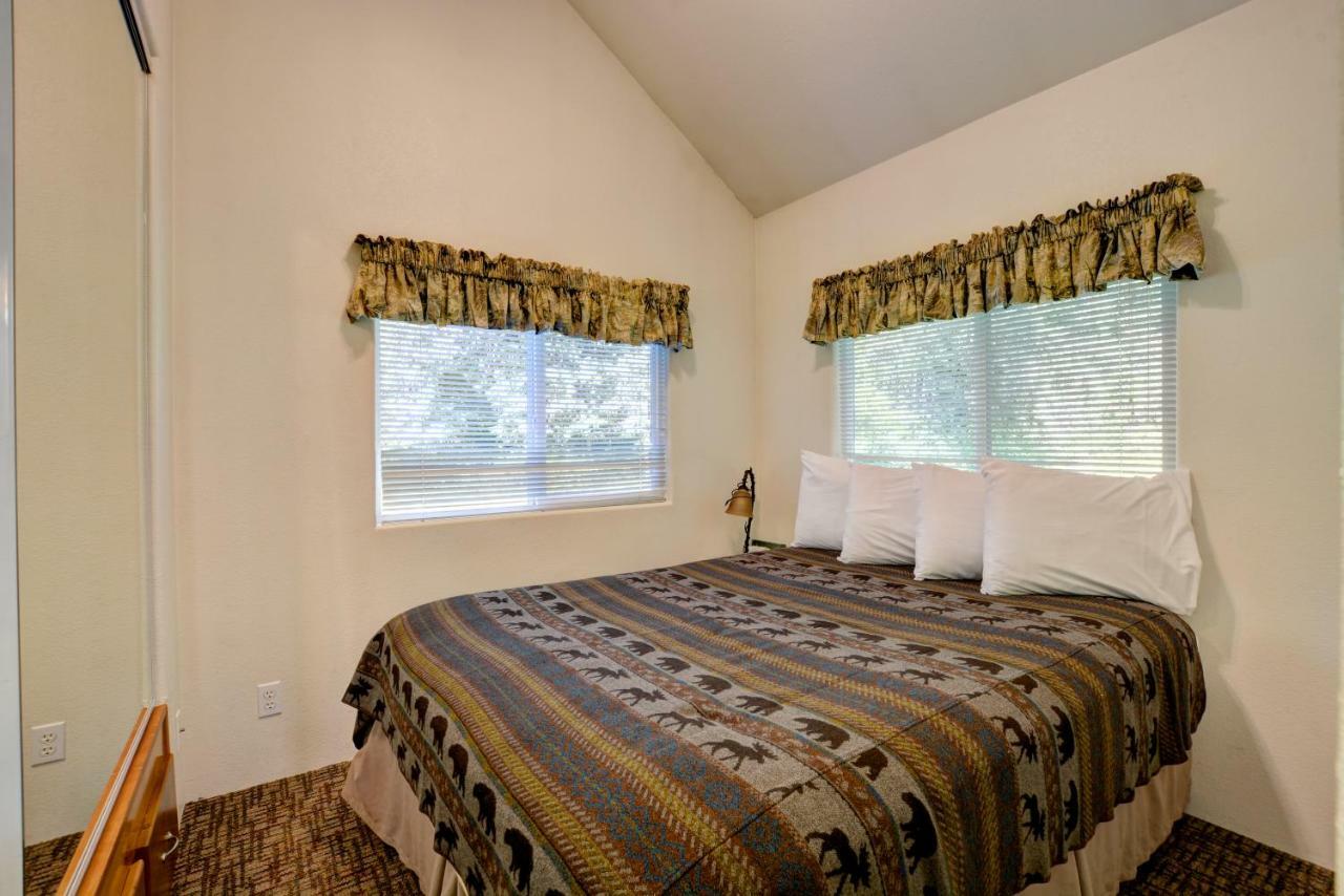 Morrisons Rogue River Lodge Merlin Exterior photo